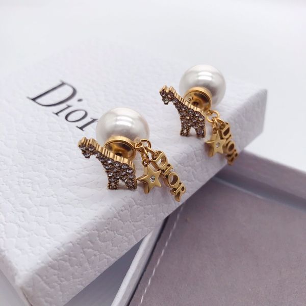 2021 new designer family pearl silver needle earrings women's size double, Golden
2021 new designer family pearl silver needle earrings women's size double, Golden