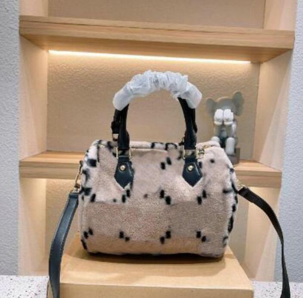 2022 women designer messenger winter velvet travel bag classic style fashion cashmere bags shoulder bags lady totes handbags 25cm
2022 women designer messenger winter velvet travel bag classic style fashion cashmere bags shoulder bags lady totes handbags 25cm