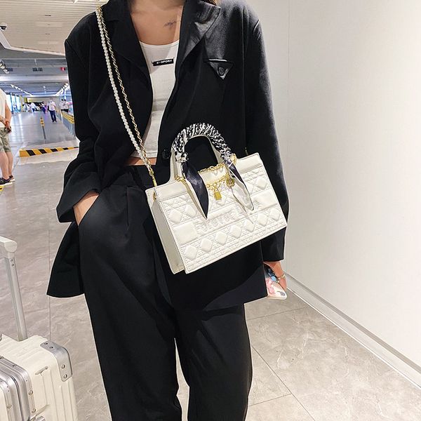 design bags female new fashion net chain messenger ling lattice small bag texture one shoulder tote bag 
design bags female new fashion net chain messenger ling lattice small bag texture one shoulder tote bag