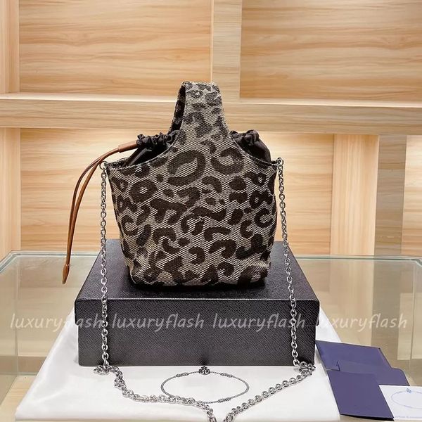 2022 designer shoulder bags exquisite canvas waterproof fabric ladies diagonal bucket bag drawstring purse handbag mini mobile phone chains
2022 designer shoulder bags exquisite canvas waterproof fabric ladies diagonal bucket bag drawstring purse handbag mini mobile phone chains