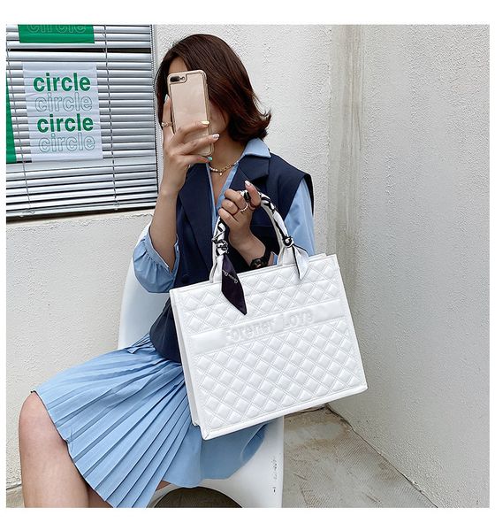 2022 factory wholesale new large capacity women's fashion foreign style tote handbag
2022 factory wholesale new large capacity women's fashion foreign style tote handbag