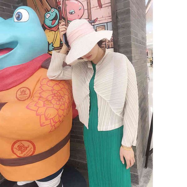 dresses fashionable joker fold long sleeves pure color loose turn-down collar single button coat, White
dresses fashionable joker fold long sleeves pure color loose turn-down collar single button coat, White