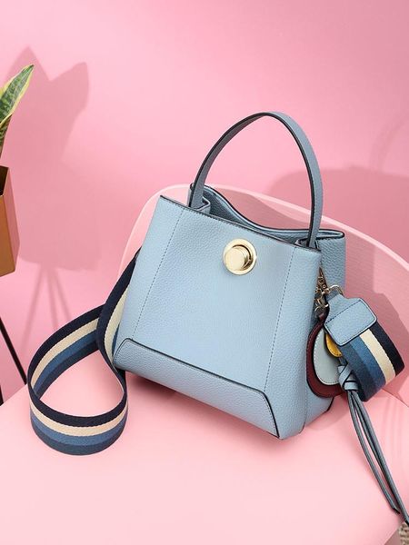 evening bags 2021 wild ins messenger bag fashion wide shoulder strap large capacity single bucket
evening bags 2021 wild ins messenger bag fashion wide shoulder strap large capacity single bucket