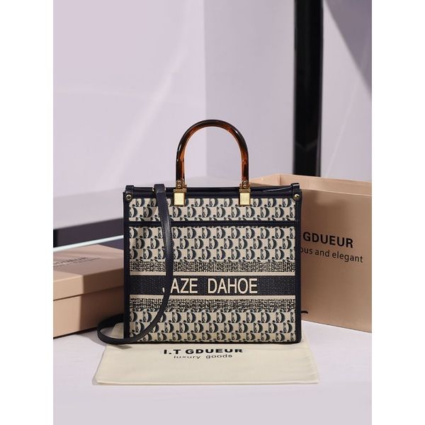 hong kong high capacity tote women's new summer temperament one shoulder hand fashion shopping mother's bag
hong kong high capacity tote women's new summer temperament one shoulder hand fashion shopping mother's bag