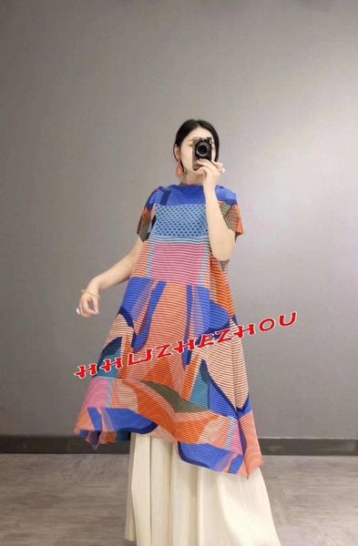 dress miyake fashion short sleeve print slash neck fold, Black;gray 
dress miyake fashion short sleeve print slash neck fold, Black;gray