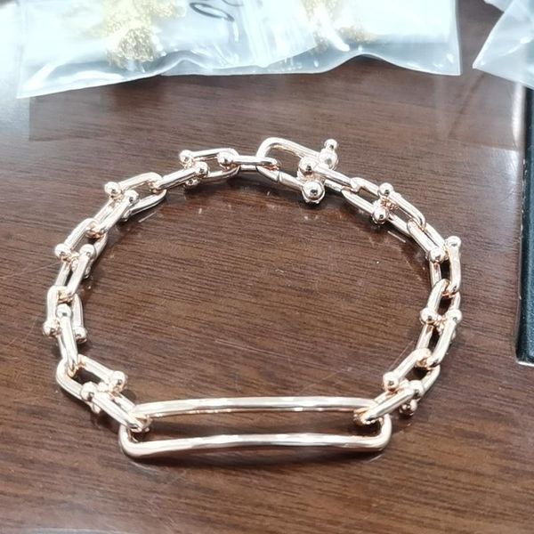 charm bracelets design hardware logo link bracelet for women wen fashion luxury tf925silver brand couple cuff jewelry t original pouch, Golden;silver
charm bracelets design hardware logo link bracelet for women wen fashion luxury tf925silver brand couple cuff jewelry t original pouch, Golden;silver