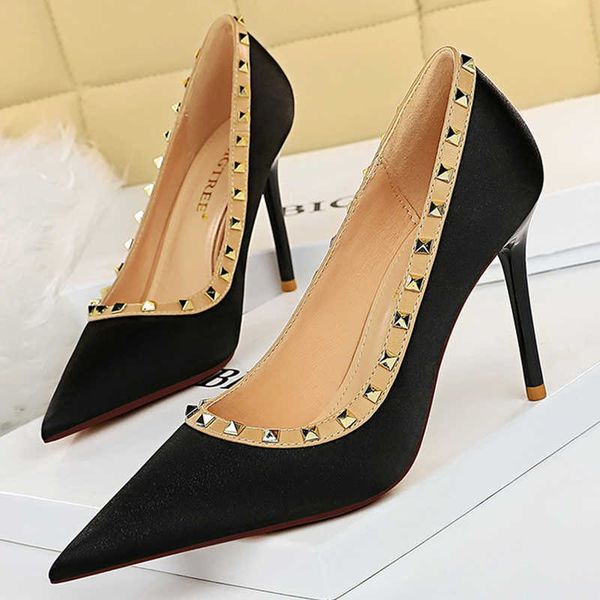 classic luxury designer shoes metal rivets woman pumps high heels stiletto ladies party women basic pump 2022 paris wholesale, Black
classic luxury designer shoes metal rivets woman pumps high heels stiletto ladies party women basic pump 2022 paris wholesale, Black