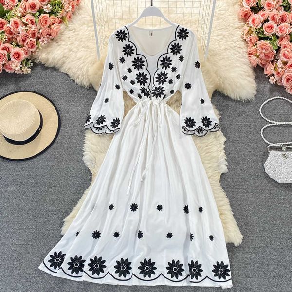 vintage black/white embroidered dress women v-neck flare long sleeve high waist vestidos elegant a-line robe female 2021 y0603, Black;gray
vintage black/white embroidered dress women v-neck flare long sleeve high waist vestidos elegant a-line robe female 2021 y0603, Black;gray