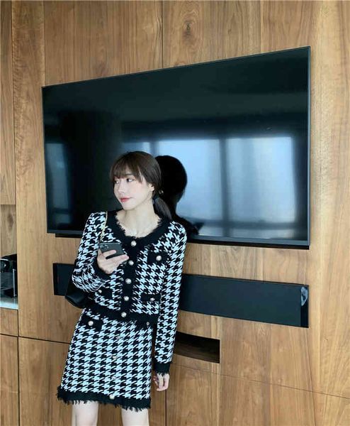 2021 knitting suit women's es autumn fashion houndstooth cardigan lady elegant two-piece knitted skirt set, White
2021 knitting suit women's es autumn fashion houndstooth cardigan lady elegant two-piece knitted skirt set, White