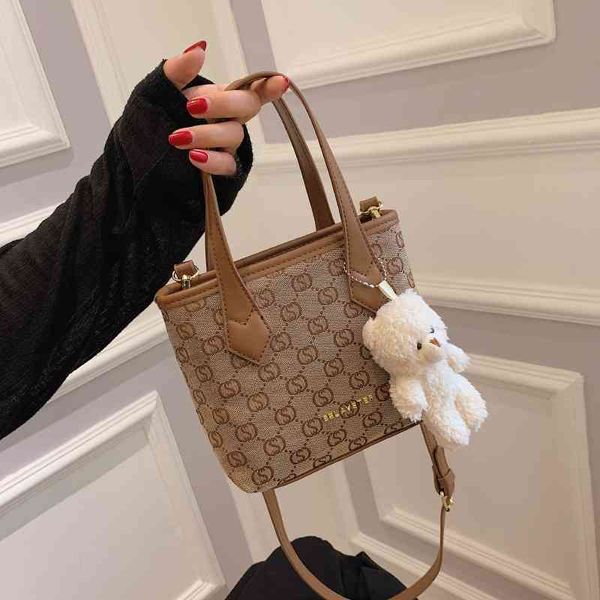2022 latest handbag factory store female autumn and embossed one shoulder portable bucket
2022 latest handbag factory store female autumn and embossed one shoulder portable bucket