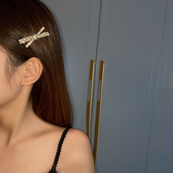 simple geometry inlaid diamond pearl cross hairpin east gate fashion design hairpin net red temperament personality hair accessories, Golden;silver
simple geometry inlaid diamond pearl cross hairpin east gate fashion design hairpin net red temperament personality hair accessories, Golden;silver