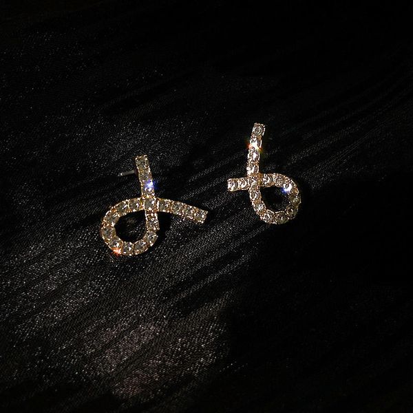 temperament high-level feeling full of drill serpentine earrings 925 silver needle anti-allergy net red light luxury niche earrings, Golden;silver
temperament high-level feeling full of drill serpentine earrings 925 silver needle anti-allergy net red light luxury niche earrings, Golden;silver