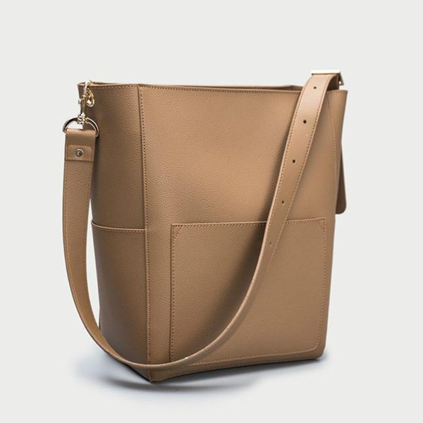 outdoor bags zipper bucket women shoulder wide strap large capacity ladies messenger soft pu leather crossbody 2021 b1-30
outdoor bags zipper bucket women shoulder wide strap large capacity ladies messenger soft pu leather crossbody 2021 b1-30