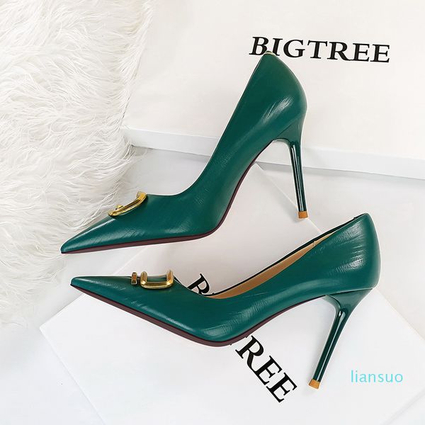 brand shoes red sloe women pumps high heel shoes rivet pointed toe fine heel lady wedding shoes bottom for the red 9.5cm, Black
brand shoes red sloe women pumps high heel shoes rivet pointed toe fine heel lady wedding shoes bottom for the red 9.5cm, Black