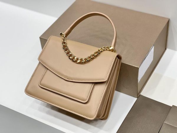 2021 new women's shoulder bag designer market exquisite fabric hardware perfect details single rope fashion soft and comfortable classi
2021 new women's shoulder bag designer market exquisite fabric hardware perfect details single rope fashion soft and comfortable classi