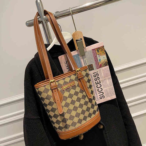 evening bags 2021 trend shoulder splicing bucket bag fashion women's armpit hand bag
evening bags 2021 trend shoulder splicing bucket bag fashion women's armpit hand bag