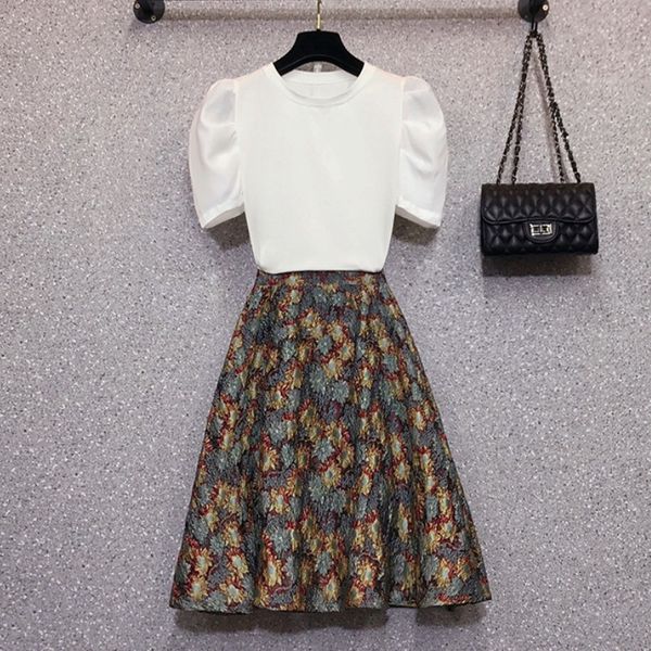 summer women 2 piece set elegant fashion white puff sleeve t-shirt + high waist jacquard big swing midi skirt suit 210518
summer women 2 piece set elegant fashion white puff sleeve t-shirt + high waist jacquard big swing midi skirt suit 210518