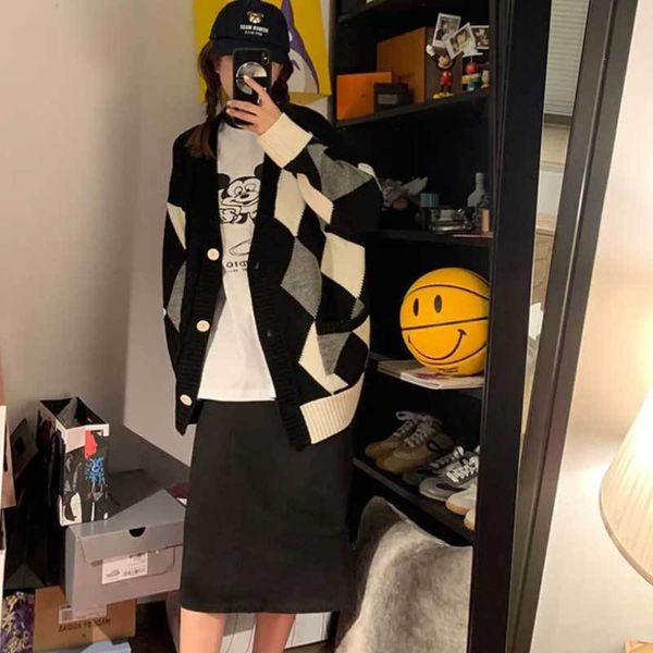 black rhombic plaid outside with knitted cardigan style stitching loose design sense of sweater coat, White;black
black rhombic plaid outside with knitted cardigan style stitching loose design sense of sweater coat, White;black
