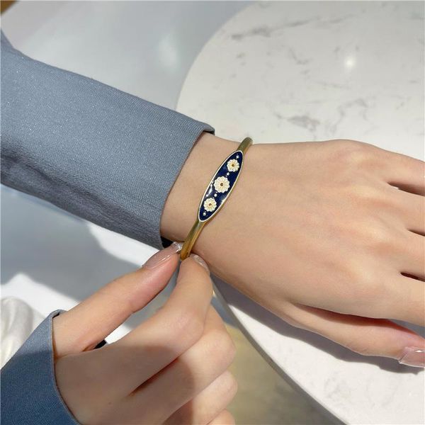 bangle retro niche design enamel daisy flower charm bracelet &bangle for women birthday gift lady 2021 fashion jewelry m6127, Black
bangle retro niche design enamel daisy flower charm bracelet &bangle for women birthday gift lady 2021 fashion jewelry m6127, Black