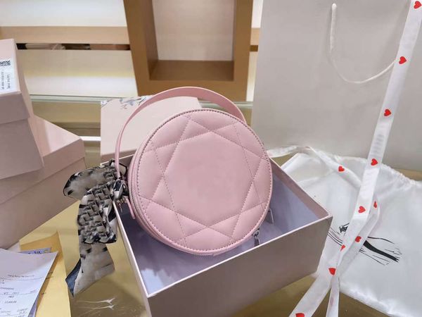 temperament cosmetic bag, fashion trend, exquisite and practical, cross-body, one-shoulder, versatile girl, no ristance
temperament cosmetic bag, fashion trend, exquisite and practical, cross-body, one-shoulder, versatile girl, no ristance