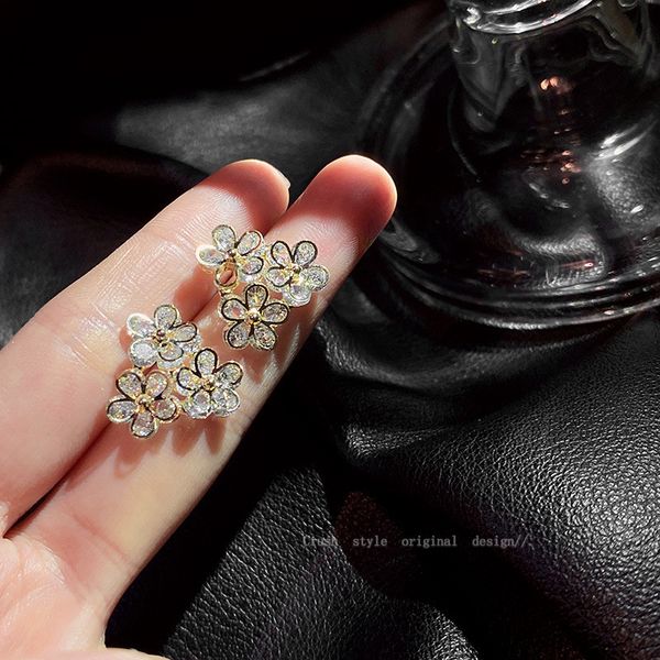 real gold electroplating 925 silver needle zircon flower earrings fashion net red temperament design fashion earrings
real gold electroplating 925 silver needle zircon flower earrings fashion net red temperament design fashion earrings