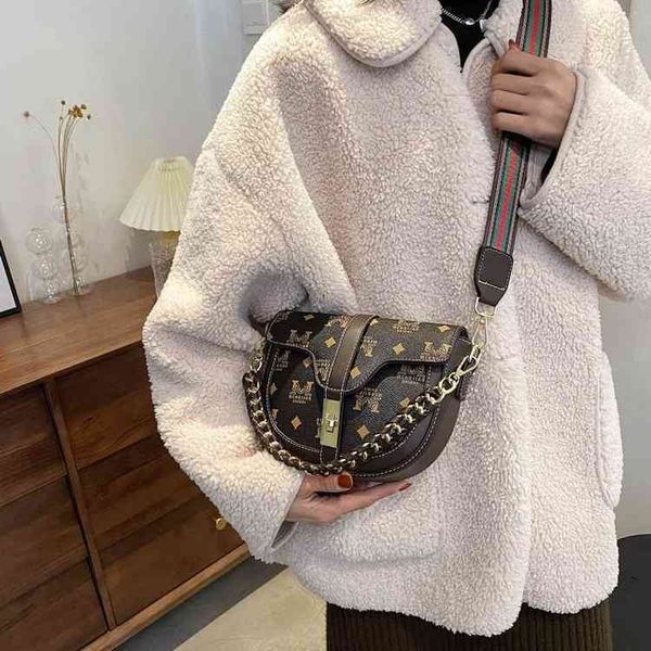 2022 latest luggage factory wholesale bag women's bag one shoulder messenger simple shell bags, Black;red
2022 latest luggage factory wholesale bag women's bag one shoulder messenger simple shell bags, Black;red