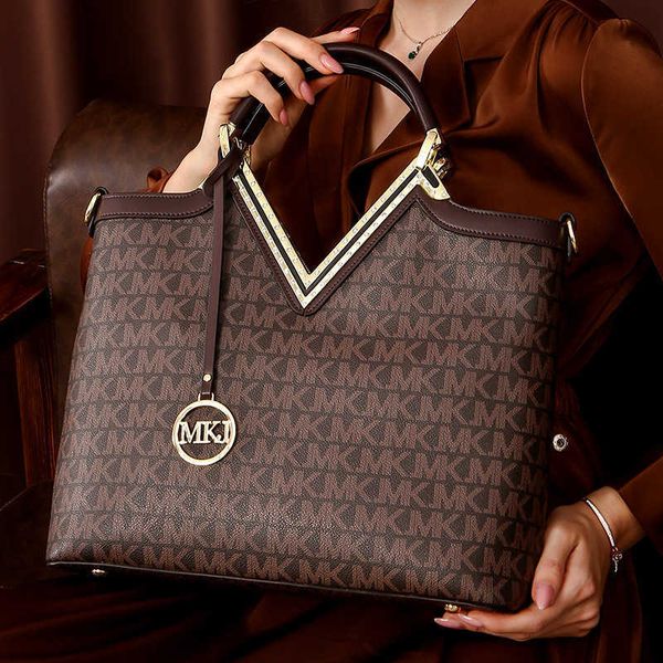 luxury handbags portable fashion in autumn and winter 2021 large capacity leather women's bag
luxury handbags portable fashion in autumn and winter 2021 large capacity leather women's bag