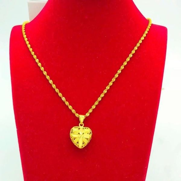 sand women's clover love color plated 24k imitation gold lady necklace with pendant and clavicle chain, Black
sand women's clover love color plated 24k imitation gold lady necklace with pendant and clavicle chain, Black