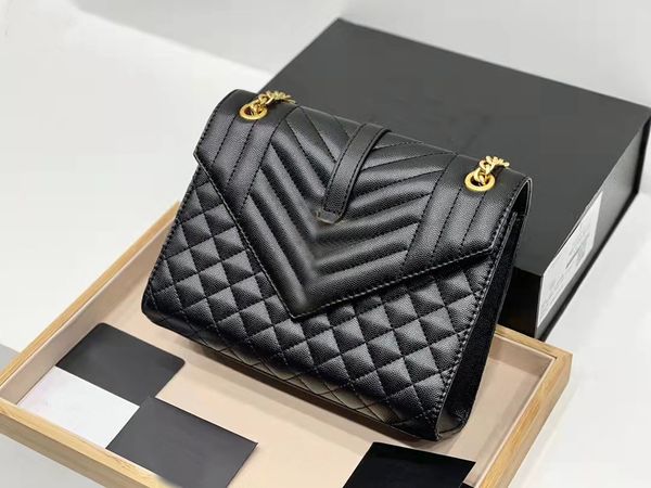 designer designed shoulder bag. side with rivet trim. there are double compartments inside. large capacity. size: 24cm
designer designed shoulder bag. side with rivet trim. there are double compartments inside. large capacity. size: 24cm