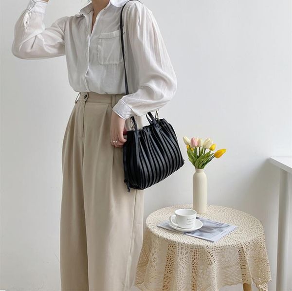 women's bag 2021 autumn/winter fashion creative striped one-shoulder messenger pu portable pleated bags
women's bag 2021 autumn/winter fashion creative striped one-shoulder messenger pu portable pleated bags