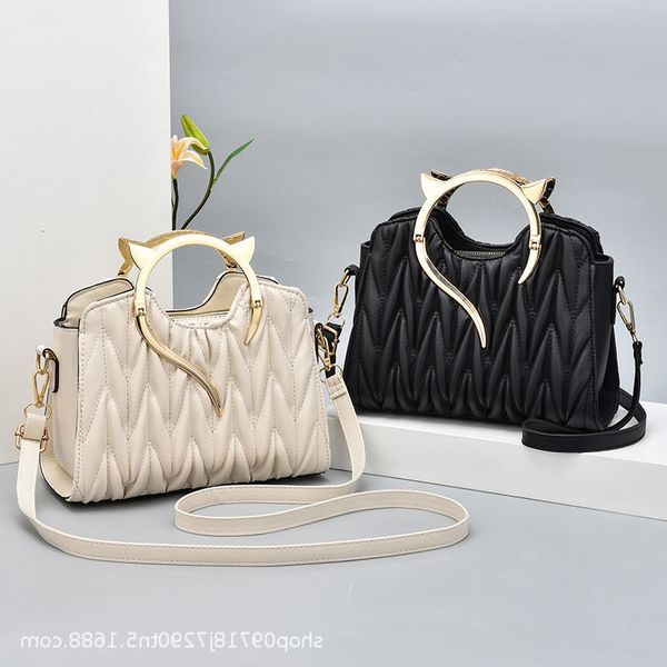 new 2021 goddess temperament embroidered messenger foreign style street trend diana bag 20
new 2021 goddess temperament embroidered messenger foreign style street trend diana bag 20