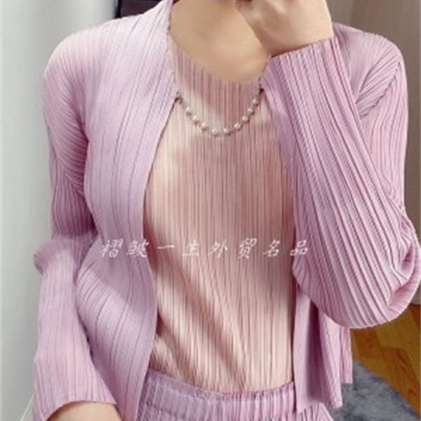 dresses miyake folds paragraph o-neck pearl hook short coat, White 
dresses miyake folds paragraph o-neck pearl hook short coat, White