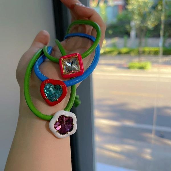 chokers amorcome unique desin love heart flower zircon leather choker necklace for women girl colorful clavicle collares party jewelry, Golden;silver
chokers amorcome unique desin love heart flower zircon leather choker necklace for women girl colorful clavicle collares party jewelry, Golden;silver