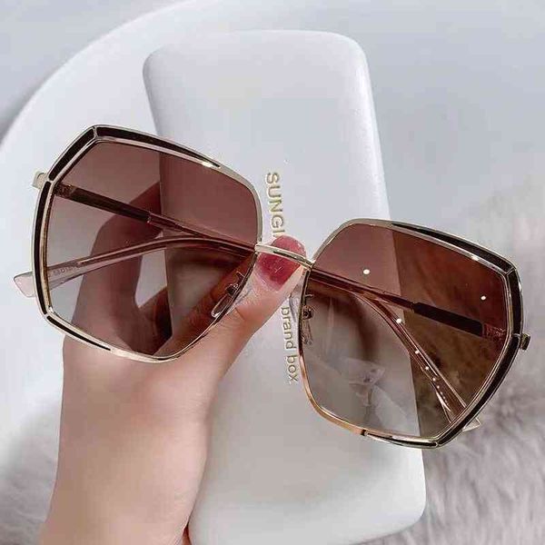 2021 fashion polarized sunglasses large frame women's korean version simple street pgraphy matching glasses, White;black
2021 fashion polarized sunglasses large frame women's korean version simple street pgraphy matching glasses, White;black