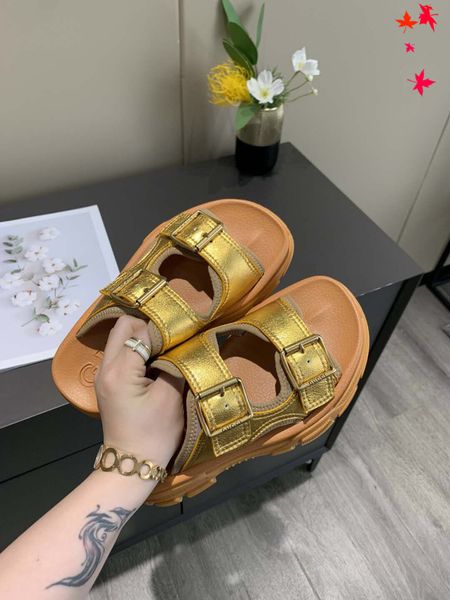 2021 designer luxurys slippers women sandals fashion beach shoes flip flops flat non-slip classical hole slipper with box size 35-41 -141, Black
2021 designer luxurys slippers women sandals fashion beach shoes flip flops flat non-slip classical hole slipper with box size 35-41 -141, Black
