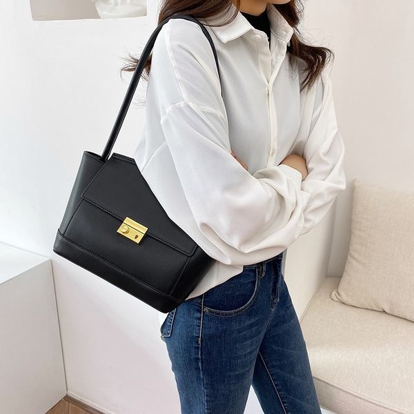 leather hand tote bag 2021 net red single shoulder underarm bag lock large capacity french niche tote bag
leather hand tote bag 2021 net red single shoulder underarm bag lock large capacity french niche tote bag