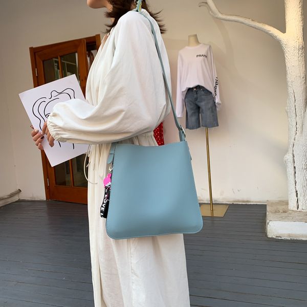 messenger bags messenger bagsson 2021 summer simple mother portable shoulder fashion pendant women's big bag
messenger bags messenger bagsson 2021 summer simple mother portable shoulder fashion pendant women's big bag