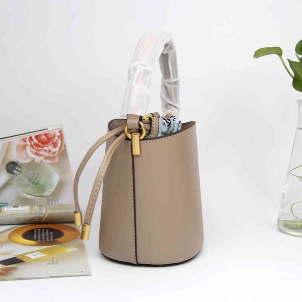 designer bags2021tb new bucket bag leather two-layer cowhide floral cloth liner fashion ladies one-shoulder messenger portable all-matchluxu
designer bags2021tb new bucket bag leather two-layer cowhide floral cloth liner fashion ladies one-shoulder messenger portable all-matchluxu