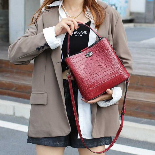 luxury handbags first layer cowhide bucket 2021 single shoulder bag msenger leather women's leisure single shoulder bag 8806
luxury handbags first layer cowhide bucket 2021 single shoulder bag msenger leather women's leisure single shoulder bag 8806