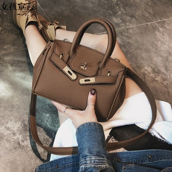 2021 new winter portable fashion versatile single shoulder messenger women's bag
2021 new winter portable fashion versatile single shoulder messenger women's bag