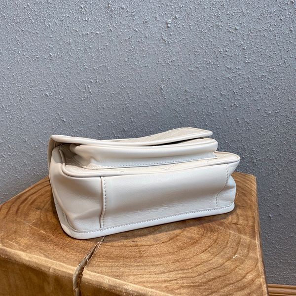 2020 new style it feels very silky and smooth the body is fastened on both sides women bags chains made of old bronze 533037 fashion bags
2020 new style it feels very silky and smooth the body is fastened on both sides women bags chains made of old bronze 533037 fashion bags