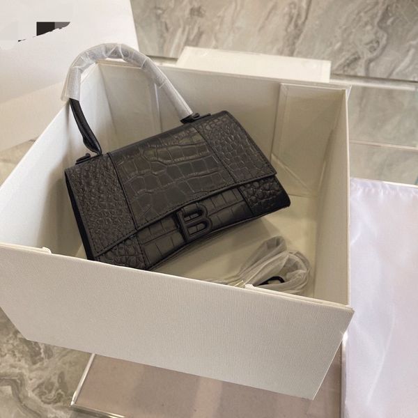 luxury handbags and storage bags fend 2021 new crocodile leather bag with sand leakage, hand-held slung women's bag, hea
luxury handbags and storage bags fend 2021 new crocodile leather bag with sand leakage, hand-held slung women's bag, hea