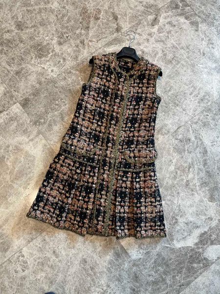 ladies 2021 fashion sleeveless round neck wool vest 0120 women's vests, Black;white
ladies 2021 fashion sleeveless round neck wool vest 0120 women's vests, Black;white