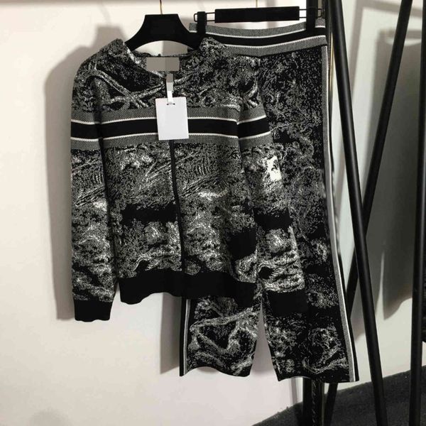design clothing 2021 early autumn new knitted suit forest fashion printed long sleeve hooded cardigan + high waist and wide leg pants, White
design clothing 2021 early autumn new knitted suit forest fashion printed long sleeve hooded cardigan + high waist and wide leg pants, White
