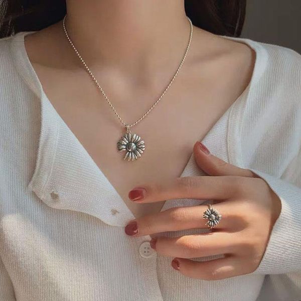 chains meyrroyu 925 sterling silver daisy pendant necklace clavicle chain thai lady birthday party fashion jewelry wholesale
chains meyrroyu 925 sterling silver daisy pendant necklace clavicle chain thai lady birthday party fashion jewelry wholesale