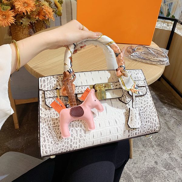 luxurys designers bags platinum package totes cowhide leather brand original women handbags 2021 imitation the large capacity tote classic f
luxurys designers bags platinum package totes cowhide leather brand original women handbags 2021 imitation the large capacity tote classic f