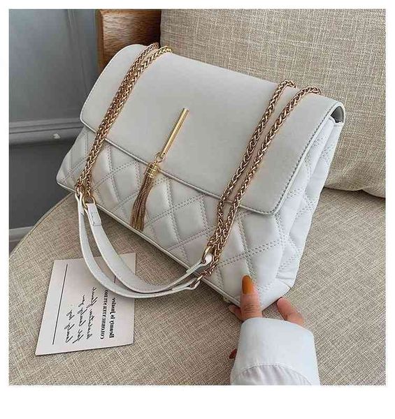 leather new synthetic 2021 winter embroidered princess pu large shoulder messenger chain single bag
leather new synthetic 2021 winter embroidered princess pu large shoulder messenger chain single bag