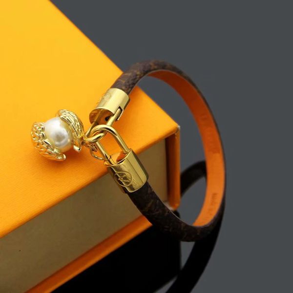 brand named bracelets lady round print flower v letter design leather bracelet bangle with 18k gold pearl pendant, Golden;silver
brand named bracelets lady round print flower v letter design leather bracelet bangle with 18k gold pearl pendant, Golden;silver