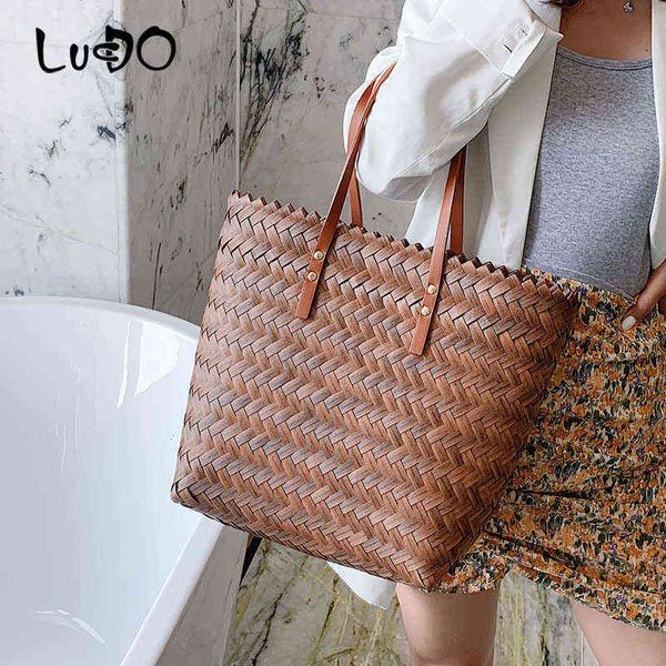 shopping bags lucdo luxury brand designer style female travel beach bag weave handbag women cowhide leather knitting basket casual 220301
shopping bags lucdo luxury brand designer style female travel beach bag weave handbag women cowhide leather knitting basket casual 220301