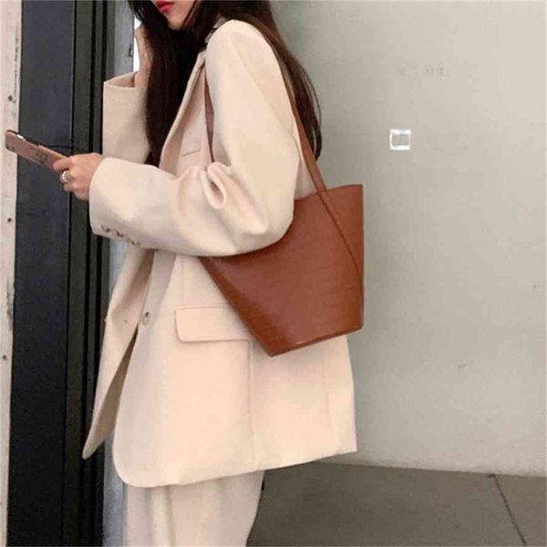 temperament 3-color stone pu korean version 2021 stereo bucket magnetic buckle shoulder commuting handbag women's bag
temperament 3-color stone pu korean version 2021 stereo bucket magnetic buckle shoulder commuting handbag women's bag